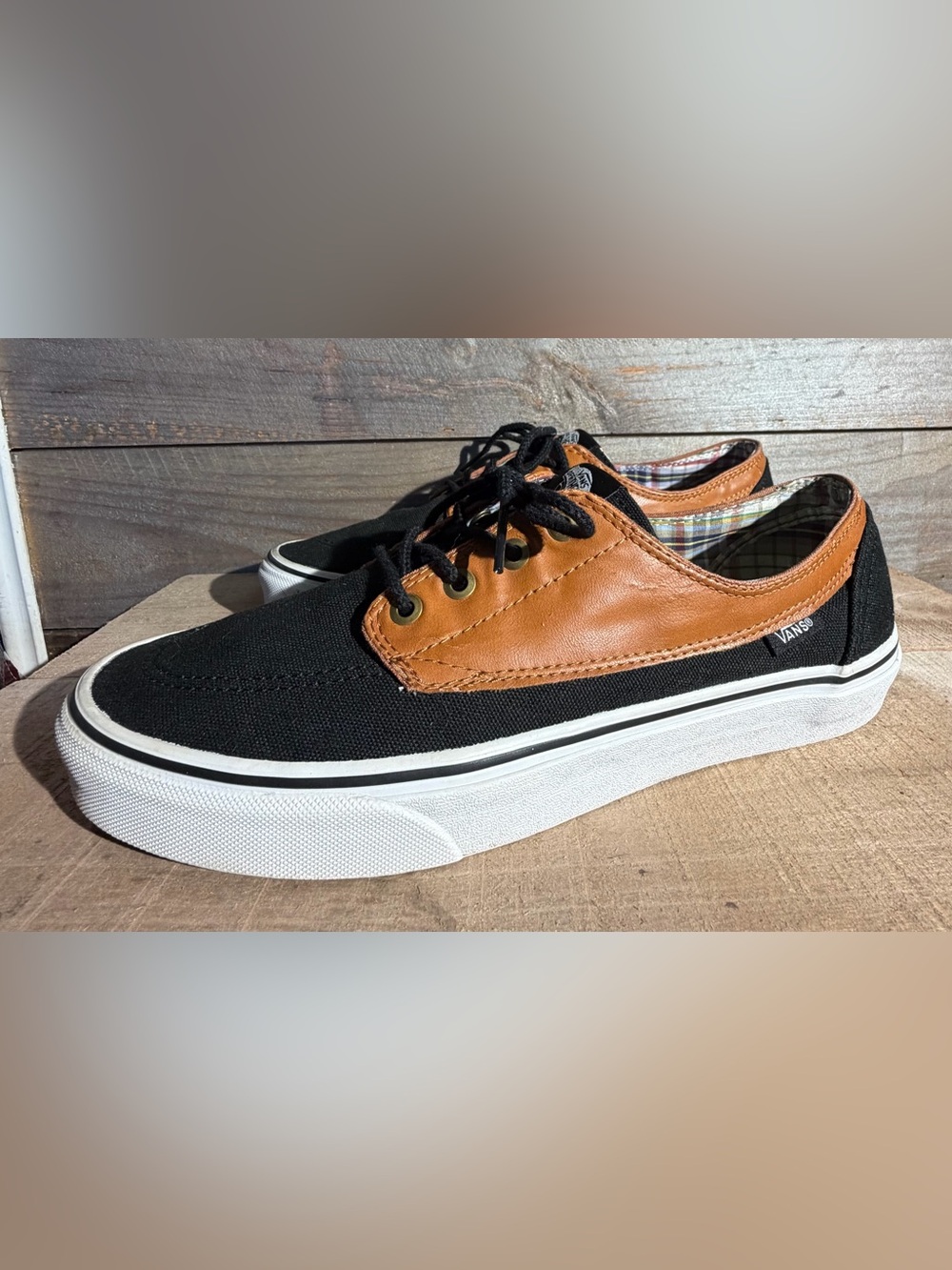 Like New Men’s 9.5 Vans Black and Brown Low-Top Skate Sneakers
